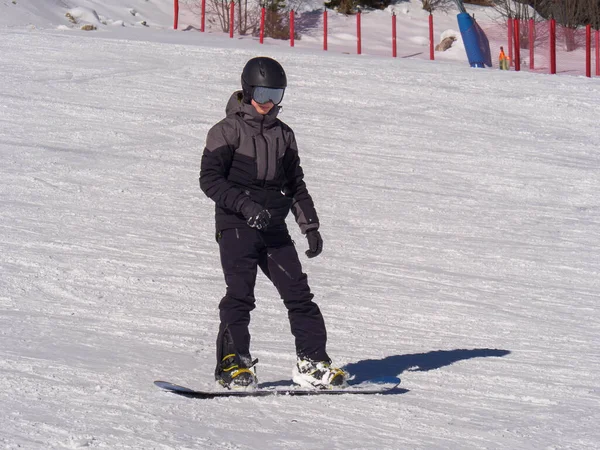 Pojke Med Snowboard Med Skyddande Hjälm Och Skidmask Som Har — Stockfoto