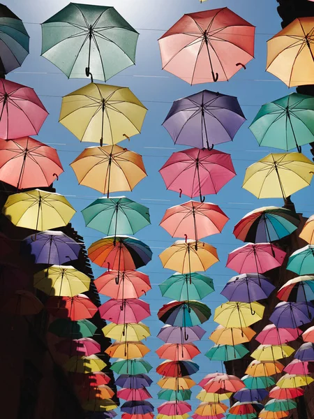 Deštníky Zavěšené Spojili Ulici Aby Vytvořili Střechu Barevných Deštníků — Stock fotografie