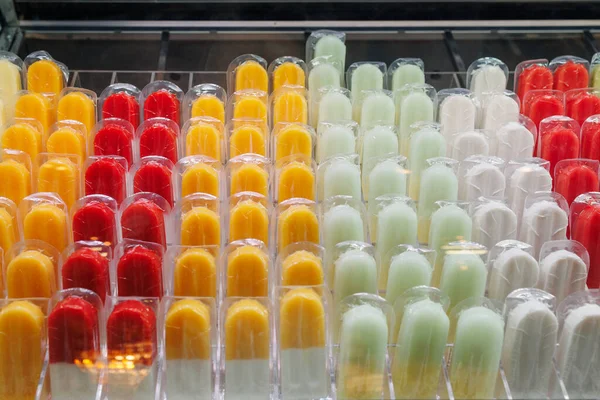 Χειροποίητα Φρέσκα Φρούτα Popsicles Τακτοποιημένα Σειρές Στον Πάγκο Προς Πώληση — Φωτογραφία Αρχείου