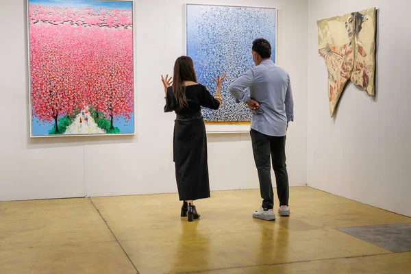 Käufer Bewertet Den Kauf Von Werken Einer Galerie Für Moderne Stockbild
