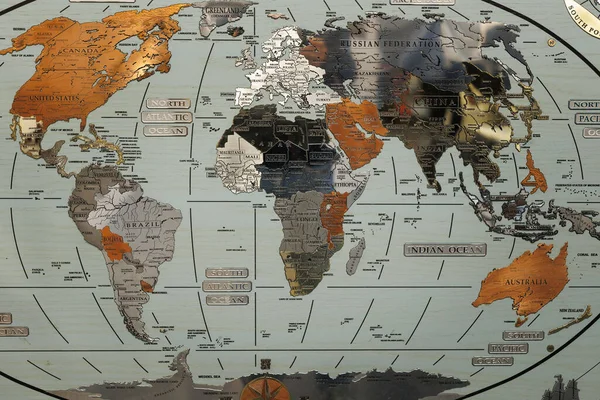 Weltgeographische Karte Aus Metallischem Material Mit Dem Afrikanischen Kontinent Vordergrund lizenzfreie Stockfotos