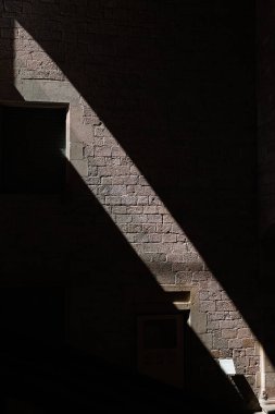 Pencereler, Karşıtlık - Aydınlık ve Karanlık - Taş Duvardan Geçen Çapraz Işık Işını.