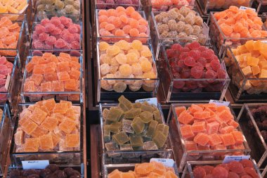 Çeşitli Şekil ve Renklerde Şekerli Sakızların Çeşitleri.