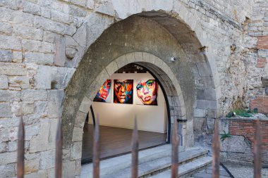 Bir Tarihi Binanın Archway Açılışından Bir Resim Sanatı Sergisi Görünümü.