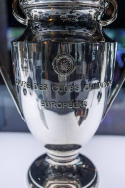 Barcelona Futbol Kulübü Futbol Takımı - Şampiyonlar Ligi Şampiyonlar Ligi Yarışmasında Zaferi Sembolize Ediyor.