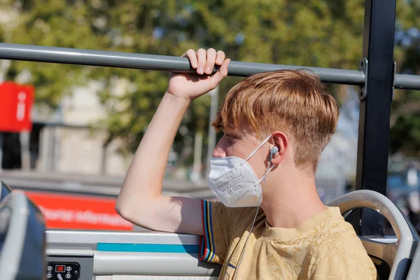Chłopiec Słuchawkami Uszach Noszący Maskę Chirurgiczną Top Tour Bus Zwiedzanie — Zdjęcie stockowe