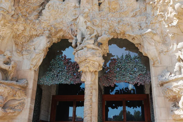 Las Estatuas Fachada Exterior Basílica Sagrada Familia Fachada Pasión Barcelona — Foto de Stock