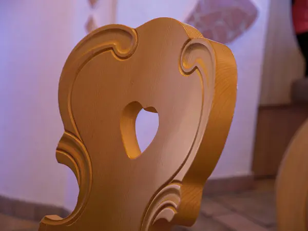 Detail Opěradla Vykládané Dřevěné Židle Srdcem Tvarovanou Výzdobou — Stock fotografie