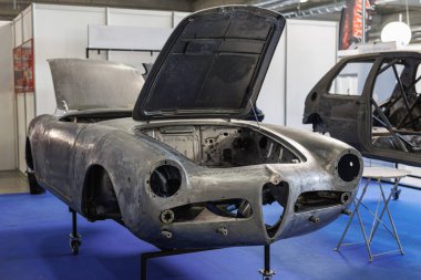 Sadece dış gövde, dış kabuk ya da yedek parçası, motoru, lastiği ya da diğer aksesuarları olmayan bir yolcu aracının gövdesi..