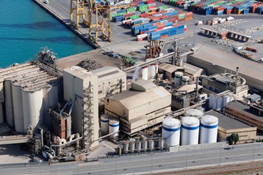 Liman, Tanklar, Endüstriyel Depo ve konteynırlar yakınlarındaki sanayi bölgesinin en üst görüntüsü.