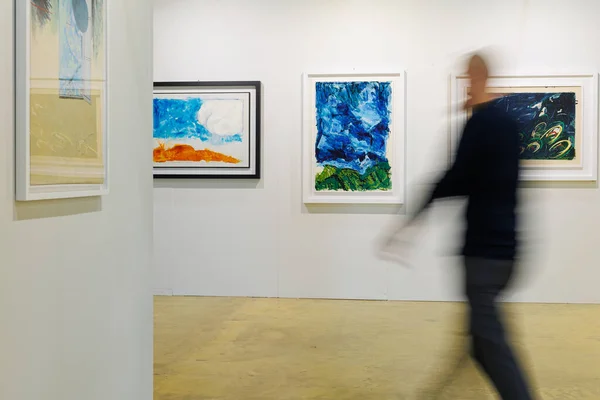 Man Walking Admiring Paintings Modern Art Gallery — Foto Stock