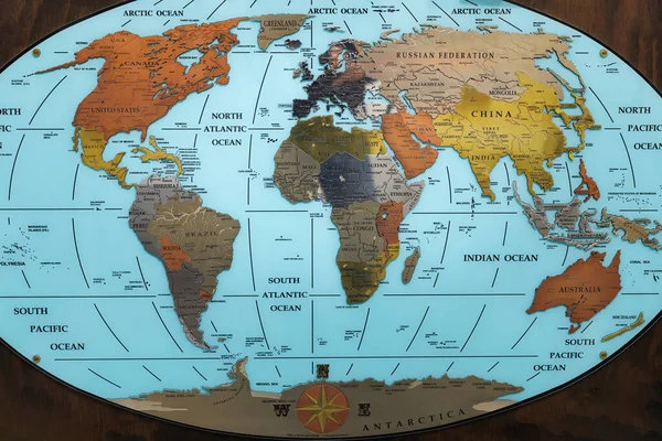 Weltgeographische Karte Aus Metallischem Material Mit Dem Afrikanischen Kontinent Vordergrund Stockbild