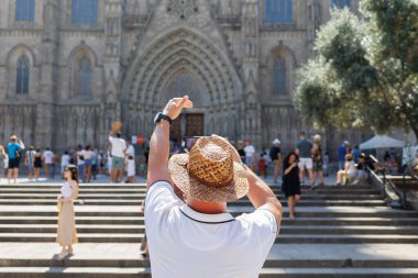 Kutsal Haç Katedraline Fotoğraf Çeken Hasır Şapkalı Turist ve Barselona Katedrali olarak bilinen Aziz Eulalia, İspanya.