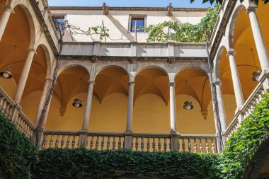 Palau del lloctinent Avlusu, İspanya 'nın Gotik Mahallesi, Aragon Arşiv ve Tacının Karargahı.
