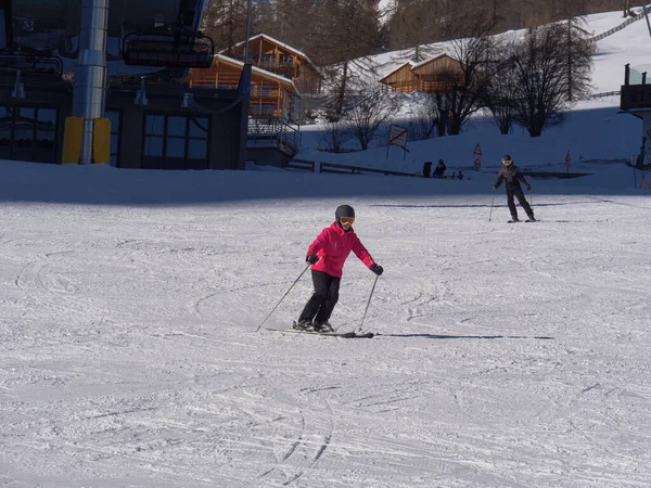意大利白云山雪地斜坡上有护目镜和滑雪面具的女滑雪者 — 图库照片
