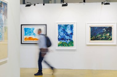 Modern Sanat Galerisindeki Adam Yürüyor ve Hayranlık Resimleri