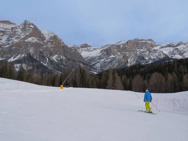 Bolzano Itálie Únor 2023 Alpští Lyžaři Sjíždějící Zasněženém Svahu Pohled — Stock fotografie