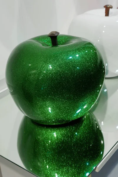 Художественное Изображение Зеленого Яблока Цветного Блестящего Стекла Отражающегося Зеркальной Опорной — стоковое фото