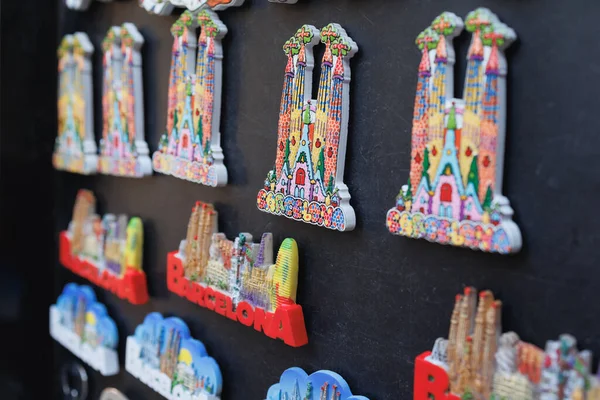 西班牙巴塞罗那一家旅游商店出售的彩色小弗里奇磁铁 — 图库照片
