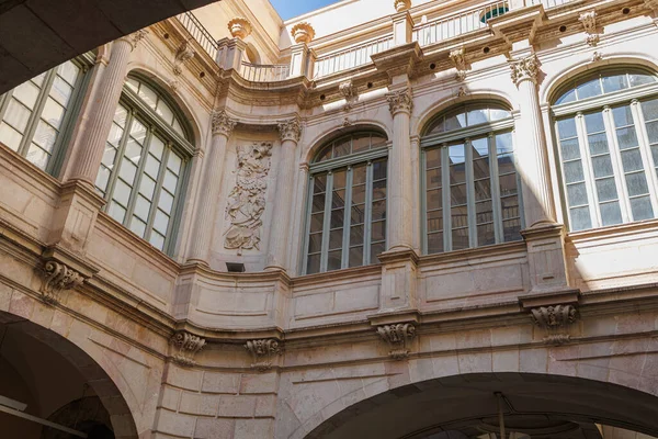 西班牙著名的拉朗布拉大街上的一座建筑 维蕾娜宫的大型玻璃窗 — 图库照片
