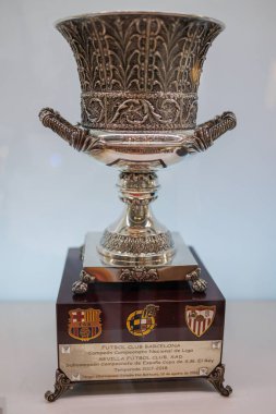 Kupa, Barcelona Futbol Kulübü Futbol Takımı-İspanyol Süper Kupasında Zaferi Sembolize ediyor.