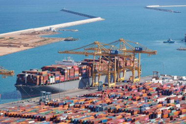 Barcelona Ticaret Limanı. Yukarıdan konteyner deposu ile görüldü..