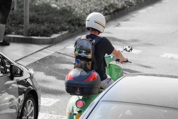 Niño Con Casco Moto Tráfico Monopatín Colgando Sus Hombros —  Fotos de Stock