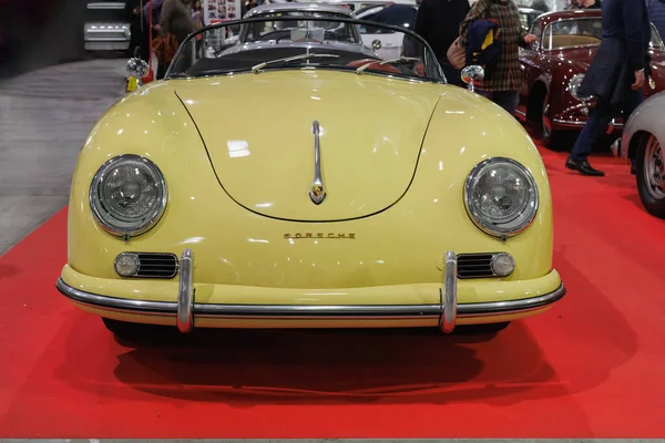 Żółty Samochód Porsche Vintage Wystawiany Wystawie Motyw Klasycznych Samochodów — Zdjęcie stockowe