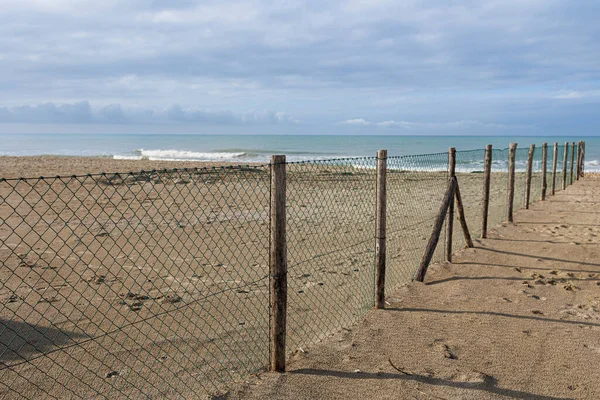 Deserted Desolate Beach Winter Time Wooden Poles Dividing Net — Stock Photo, Image