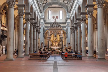 İtalya, Floransa 'daki Santo Spirito Kilisesi Bazilikası' nın içinde..