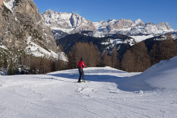 Bolzano Italie Février 2023 Skieurs Alpins Descendant Une Belle Pente — Photo