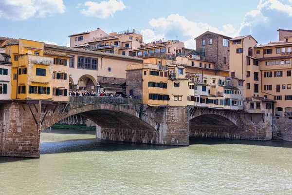 stock image View of the crowded Ponte Vecchio on a Beautiful Sunny Spring Day in Florence, Italy.