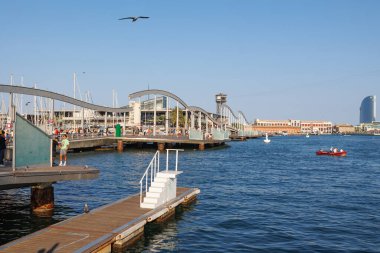 Rambla de Mar Yaz Gününde İnsanlarla, Barselona - İspanya.