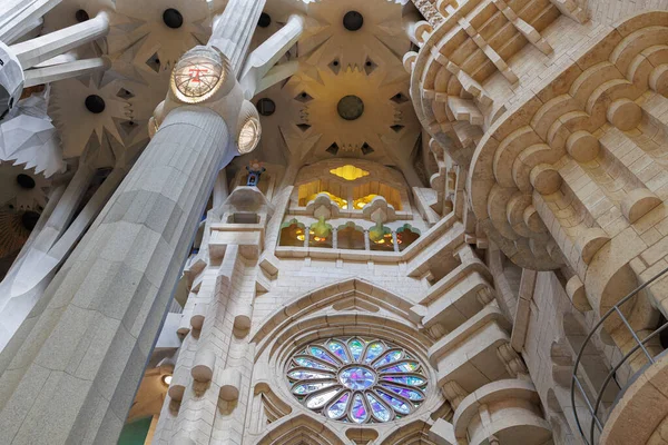 Εσωτερικό Του Καθεδρικού Ναού Της Sagrada Familia Στη Βαρκελώνη Βιτρό — Φωτογραφία Αρχείου