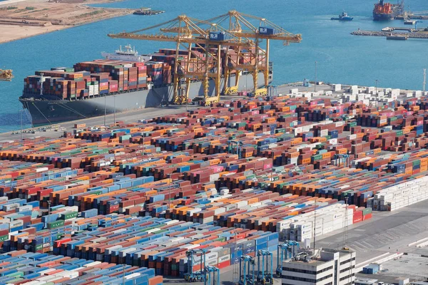 Barcelona Ticaret Limanı. Yukarıdan konteyner deposu ile görüldü..