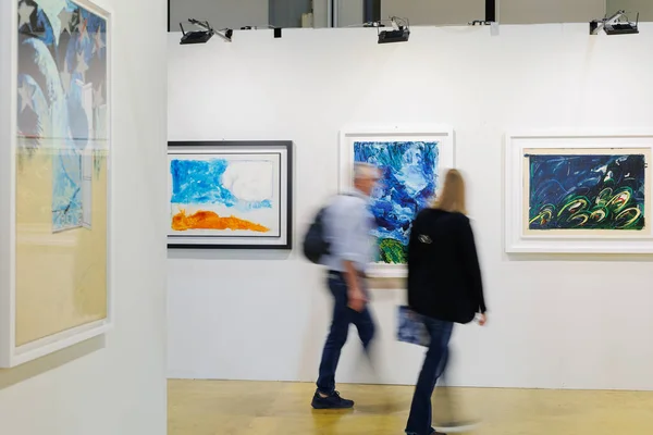 People Walking Admiring Paintings Modern Art Gallery — Stockfoto