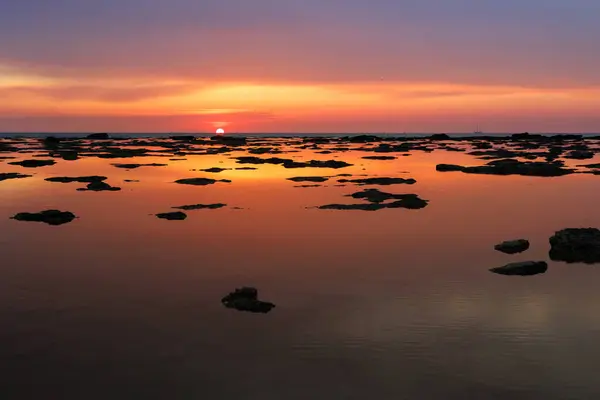 Západ Slunce Odráží Moři Jako Zrcadle Skálami Vynořujícími Hladině Vody — Stock fotografie