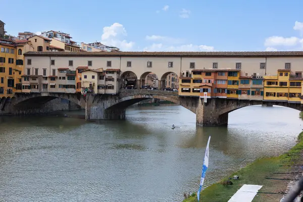 İtalya 'nın Floransa kentinde güneşli bir bahar gününde kalabalık Ponte Vecchio manzarası.