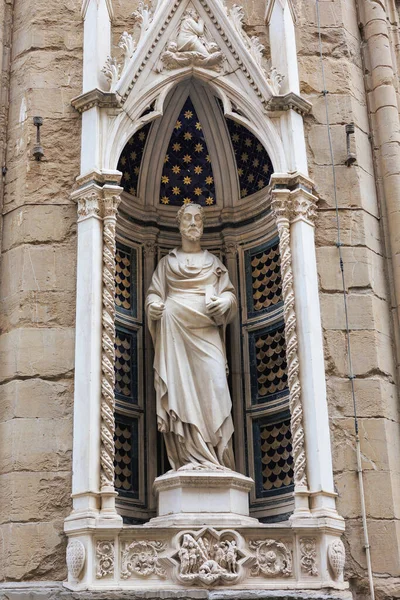 外観で聖ヤコブの像フィレンツェのオルサンミケーレ教会の外観周辺 イタリア — ストック写真