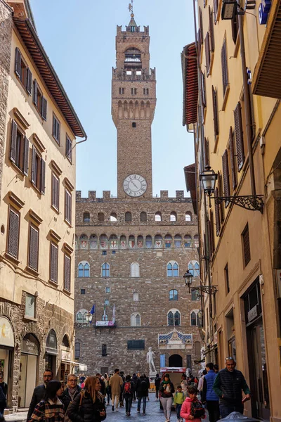 İtalya, Floransa 'da bulunan Piazza della Signoria' daki Loggia della Signoria yakınlarındaki Vecchio Sarayı.