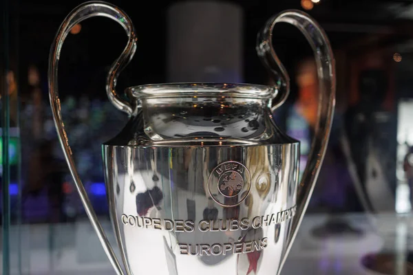 Pokal Symbolisiert Sieg Einem Wettbewerb Für Die Fußballmannschaft Des Barcelona lizenzfreie Stockbilder