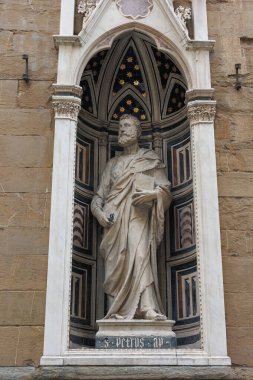 İtalya, Floransa 'daki Orsanmichele Kilisesi' nin Dış Çevresindeki Dış Tapınakta Aziz Peter Heykeli.