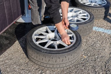 Grand Touring Rekabet Aracı Motorunun Zeminine Yerleştirilmiş Lastiklerin Şişirilmesi.