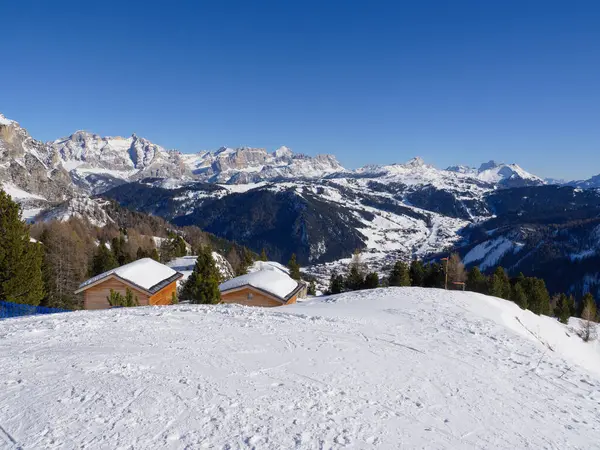 Casas Montaña Con Nieve Sus Techos Abetos Llenos Nieve Después — Foto de Stock