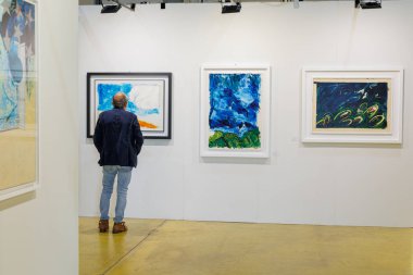 Modern Sanat Galerisindeki Resimlere Hayran Kalan Adam.