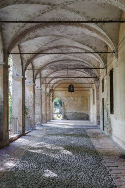 San Secondo, Parma 'daki Rossi Ortaçağ Kalesinin Dış Kemerleri ve Koridoru - İtalya.