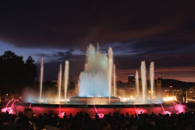 Barcelona 'nın Placa d' Espanya, İspanya 'daki Montjuic Sihirli Çeşmesinin Renkleri.