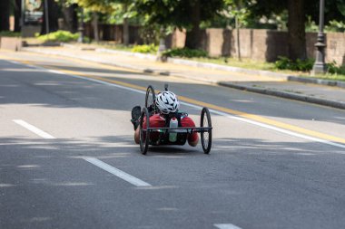 Bir yarış sırasında özel bisikletiyle şehir yolunda bir sporcu..