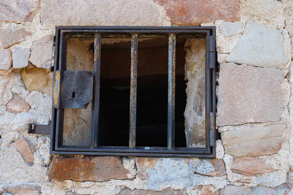 西班牙巴塞罗那蒙特胡克城堡带有铁棍的小锈铁窗 — 图库照片