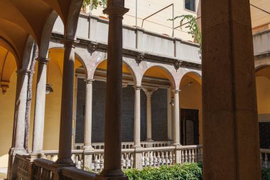 Palau del lloctinent Avlusu, İspanya 'nın Gotik Mahallesi, Aragon Arşiv ve Tacının Karargahı.